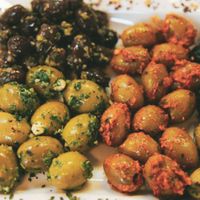 Oliven aus dem Mittelmeerraum kaufen Sie bei Arien Delikatessen